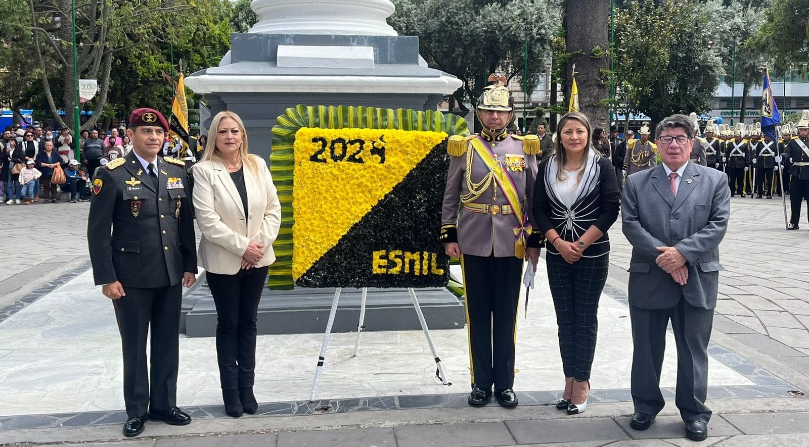 La Gobernadora de Tungurahua presente en el emotivo homenaje organizado por la Escuela Superior Militar Eloy Alfaro en Ambato, donde se rindió tributo a los valientes que participaron en la Batalla de Huachi, un episodio histórico que unió la Costa con la Sierra.