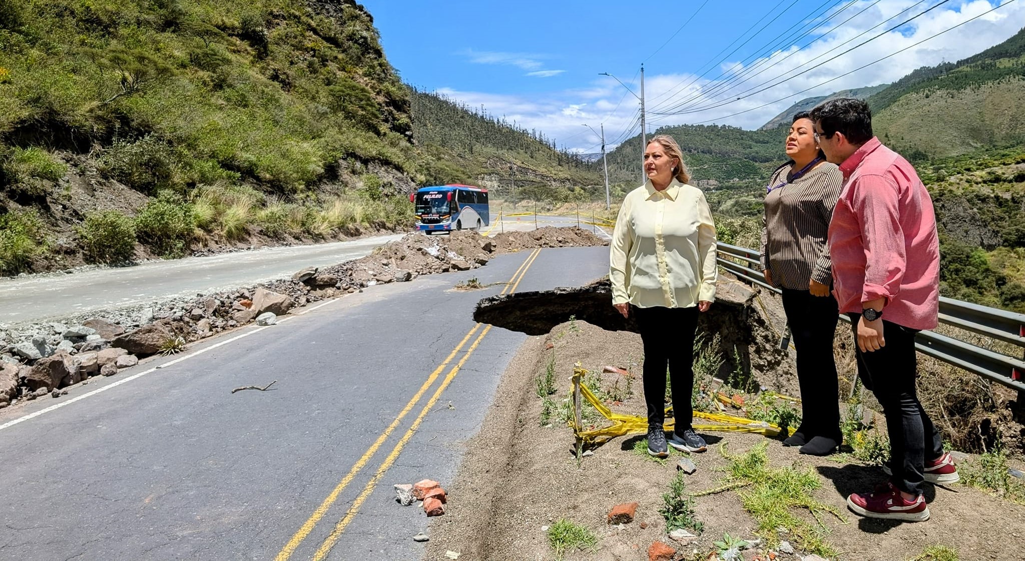 La Gobernadora de Tungurahua, junto con la Jefe PolÃ­tico de Ambato, recorriendo la vÃ­a Pelileo-Banos, sector La Hamaca, a fin de constatar los trabajos para habilitar el paso vehicular